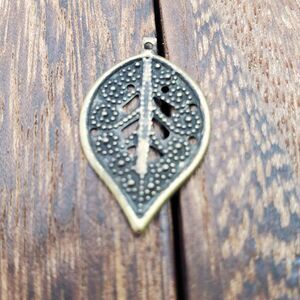 Leaf charm pendant‎